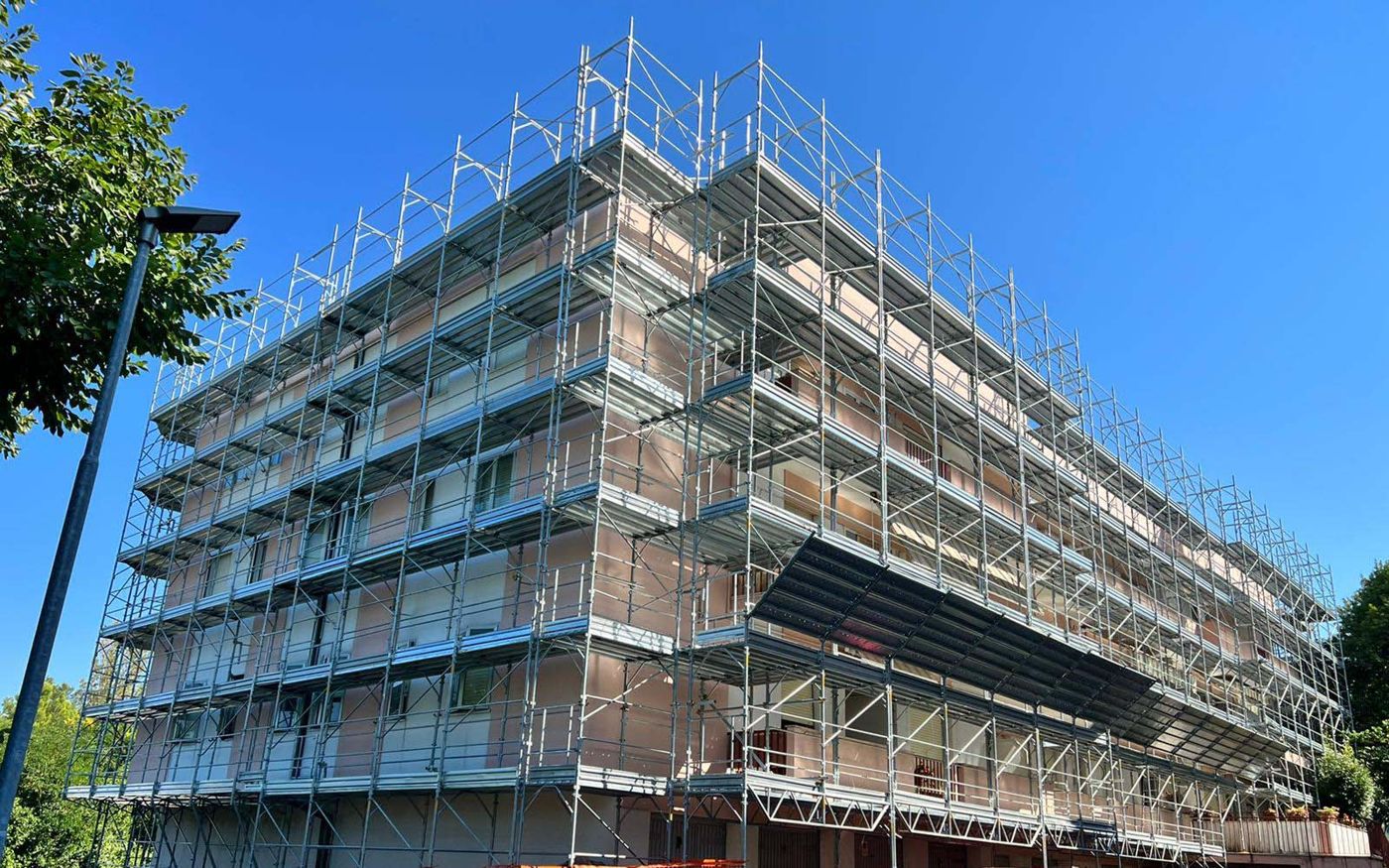 Ponteggio Murativo: Condominio con mantovana parasassi