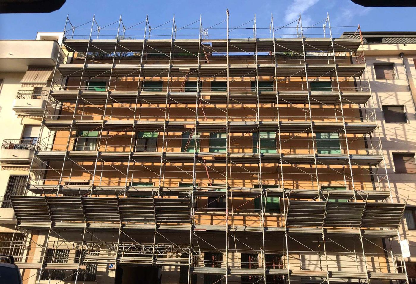 Noleggio ponteggi a Milano e provincia 10 Ponteggio Murativo: Facciata su strada, ponteggio a tutta altezza