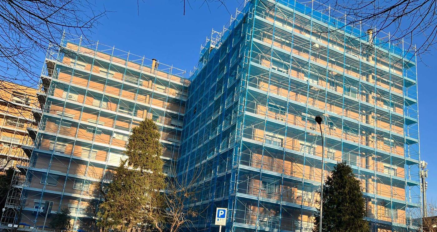 Noleggio ponteggi a Milano e provincia 12 Ponteggio Murativo: Complesso residenziale con rete blu
