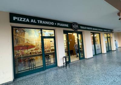 Decorazione Pareti, Vetrofonia e Creazione Insegna per Pizzeria a Milano 8