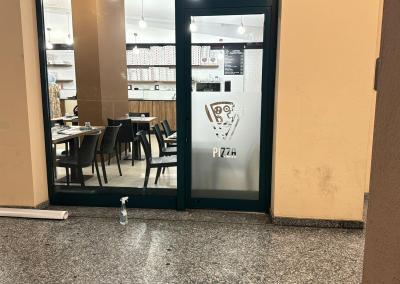 Decorazione Pareti, Vetrofonia e Creazione Insegna per Pizzeria a Milano 3
